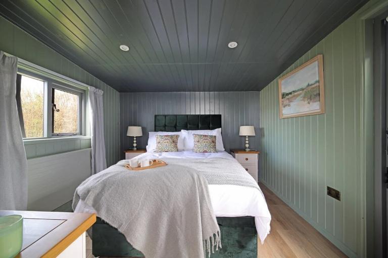 Luxurious Hut with Outdoor Bath & Sea Views - Chambres d'hôtes Gittisham