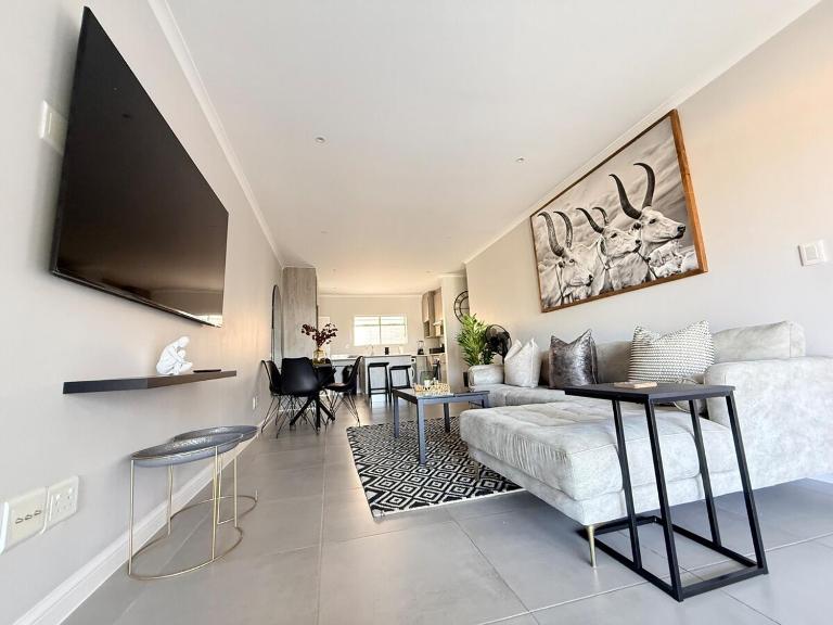 Sandton Grand 2-Bed at Middle 3 - Bed and Breakfast Johannesburg