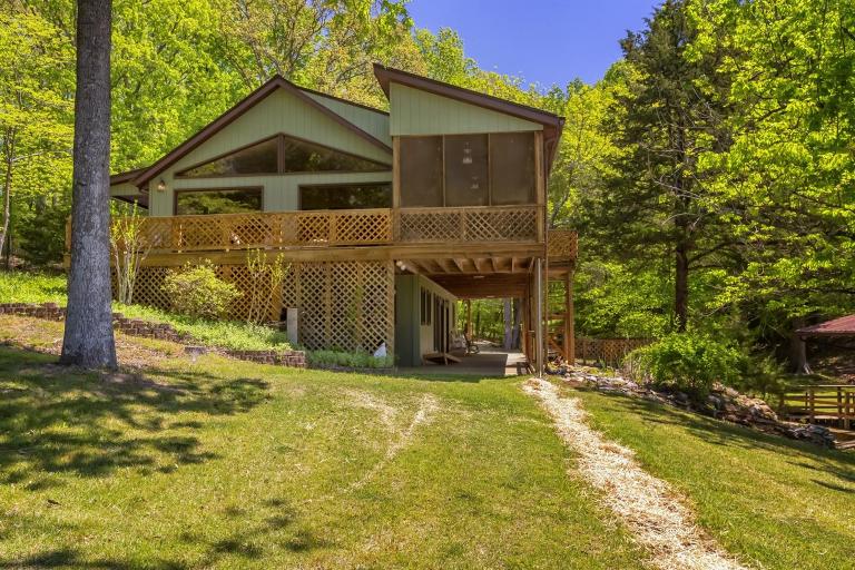 Stylish 4BR Lakefront Cabin w Hot Tub - B&B Marion