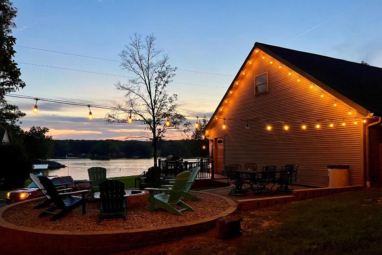 Lakefront Suite Dock, No-Wake Cove & Firepit - B&B Marion