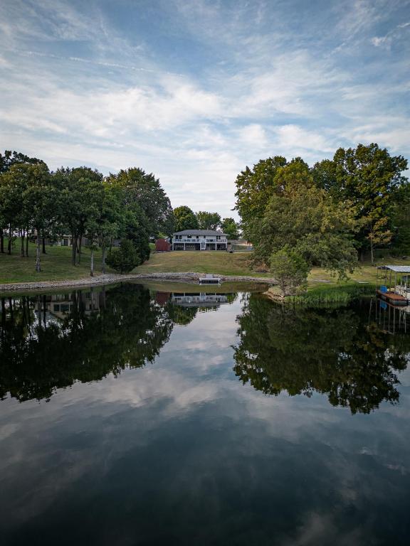 Classic Lakeside Vacation Sleeps 9 - B&B Marion