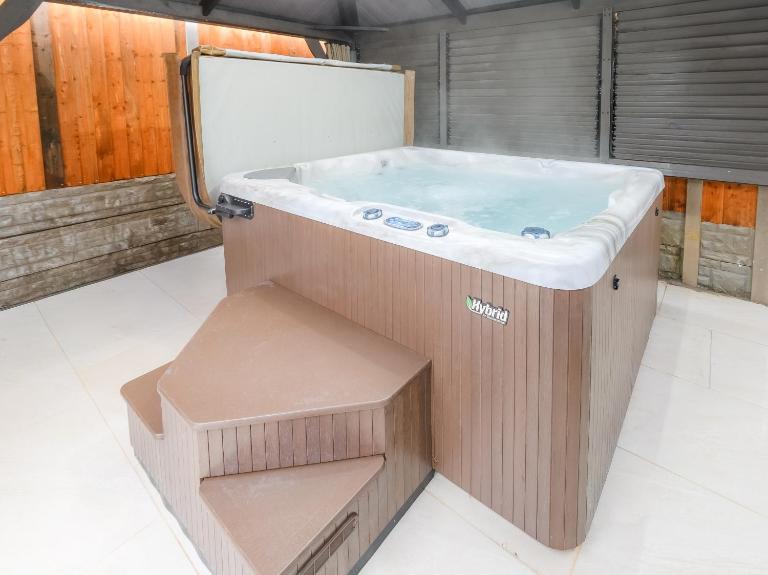 Hot Tub Hideaway, Private Retreat - Ferienwohnung Walsall