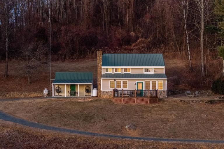 Mack's Retreat - Monroe Retreat with Mountain Views and Fire Pit! - B&B Monroe