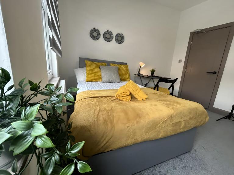 S1 Ensuite Room Shared Kitchen & Living Area, LNG GRAIN, CONTRACTOR ACCOMMODATION, , Multiple rooms available - B&B Gillingham