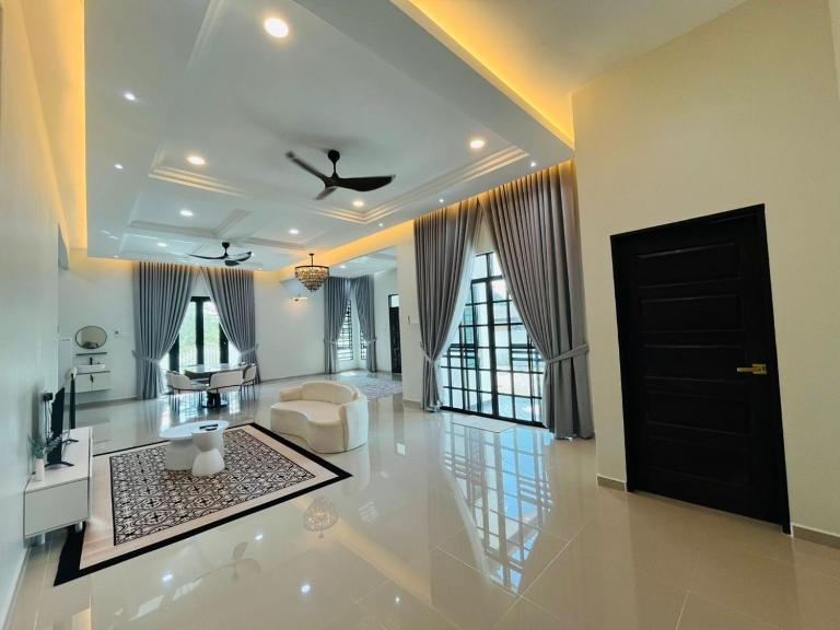 Husna WhiteStay Modern Luxury Family Home spacious 1700sqft Gated Parking - B&B Bukit Payong