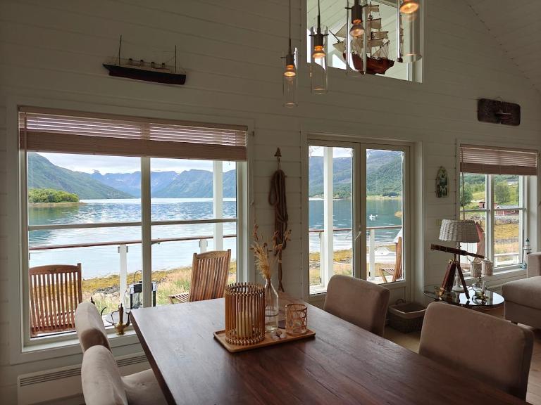 Henrybu Comfortable house by the fjord - Chambres d'hôtes Loppa