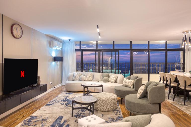 Cairo Homes Luxury 4BR Apartment with Balcony & Nile View Maadi - B&B El Cairo