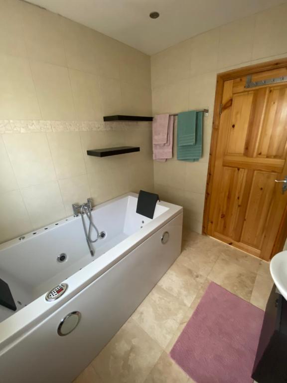 Rockside Villa Cashel Sleeps 6, Jacuzzi Bath, Walk to Rock of Cashel - Chambres d'hôtes Cashel