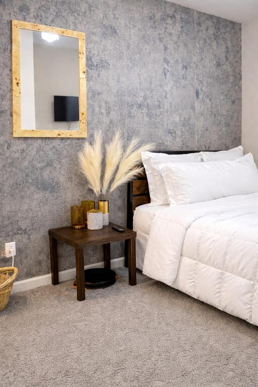 Boutique Condo with Patio Heart of Downtown Memphis Gated Parking - Bed and Breakfast Memphis