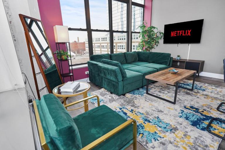 South Loop 2BR Corner Unit with Natural Light, Optional Parking and Guest Access Near Downtown Chicago and McCormick Place - B&B Chicago