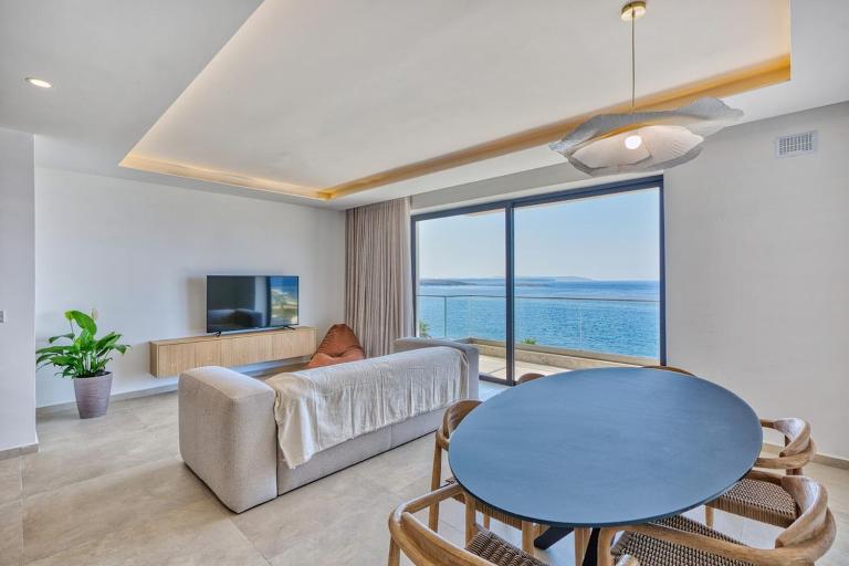 Deluxe 3BR Seafront Apartment - Bed and Breakfast San Pawl il-Baħar