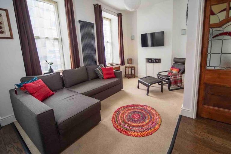 Townhouse within Castle's Town Walls - B&B Caernarfon