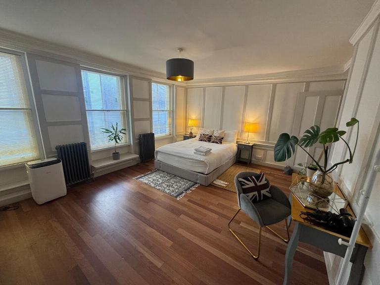 SoHo Elegant Apartment with AIR CONDITIONING - SLEEPS 8 - West End 102 sq meters - B&B London