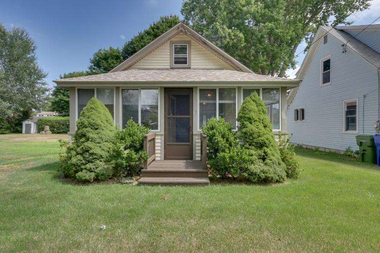 'Grandma's Cottage' w/ Sunroom: Walk to Beach - B&B Old Saybrook