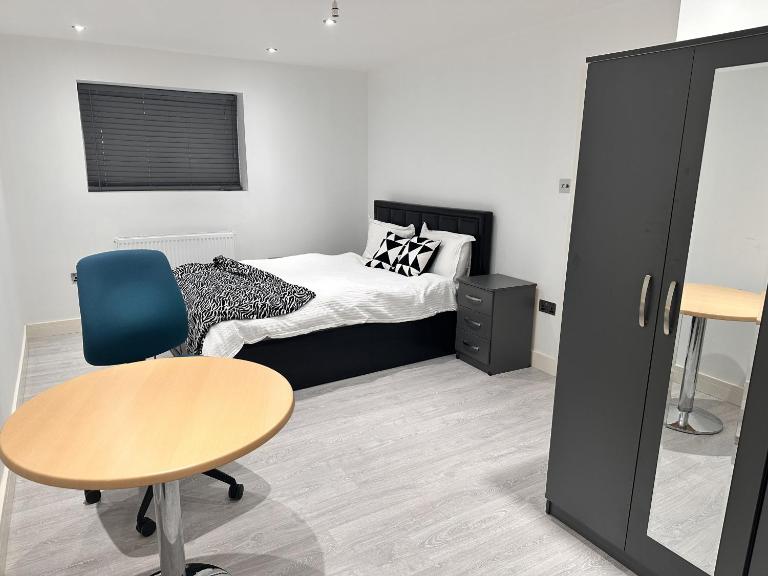 Large Double Bed En-suite Room 20 mins from Heathrow - B&B Burnham