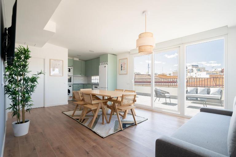Atico con terraza para 6 personas en madrid rio de alquiler temporal - B&B Madrid