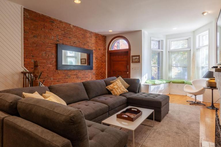 Downtown Victorian home wStunning Roof & Parking - B&B Washington