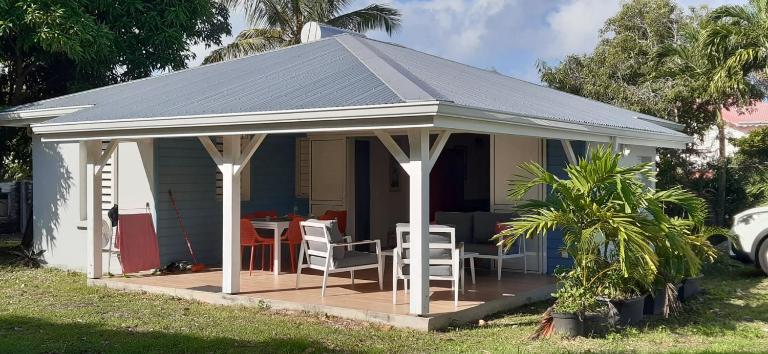Beautiful West Indian house in a wooded garden - Ferienwohnung Petit-Canal