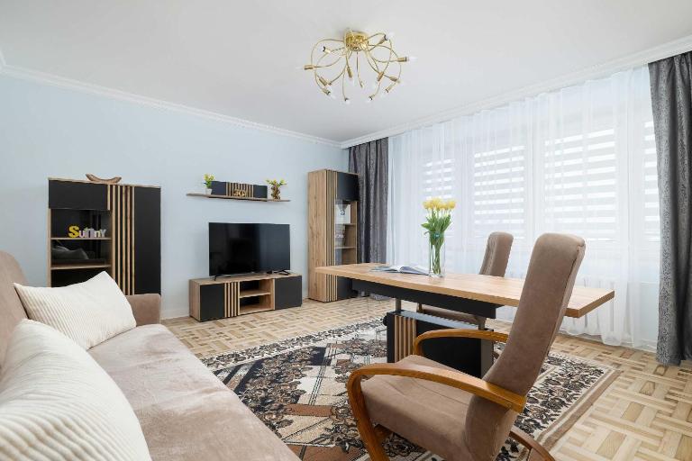 Spacious Apartment with 3 Bedrooms and Balcony in Rzeszów by Noclegi Renters - Ferienwohnung Rzeszów