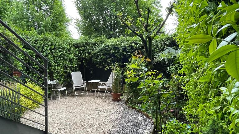 Flat with private garden- Direct metro connection to Duomo in 15 min - Bed and Breakfast Milaan
