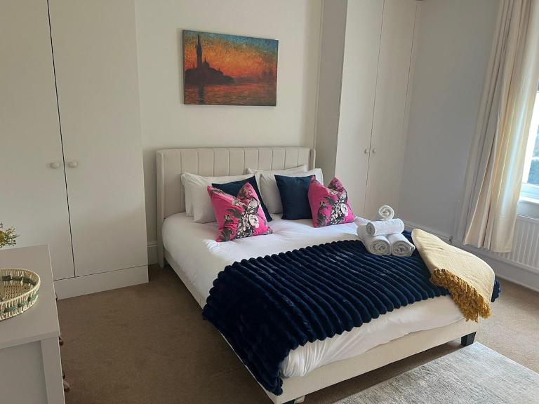 Stylish 1BR Teddington Flat Near Thames River - Chambres d'hôtes Kingston-upon-Thames