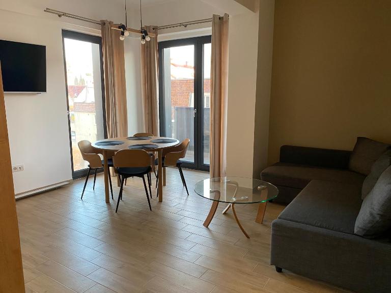 Ultracentral Apartament with Private Parking - Chambres d'hôtes Târgu Mureş