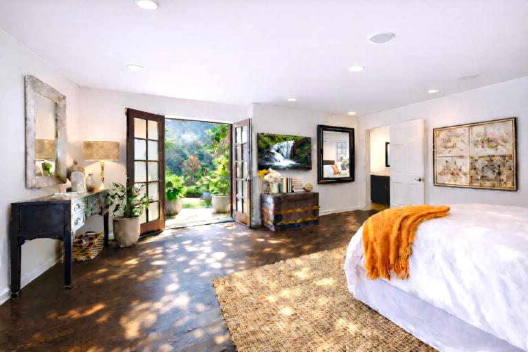 Hollywood Hills Spa Retreat Oasis with Tree Top Views, Private Jacuzzi Style Tub, Steam Room, Magical Half Acre Acre Garden and Patio, Free Parking for 2 cars, in LA's most Serene, Central Desirable Area - B&B Los Angeles