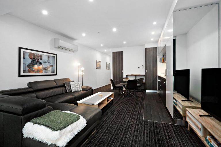 A tale awaits - just steps from trendy cafés and lively bars, where business travel meets effortless comfort and a touch of local charm - Bed and Breakfast Melbourne