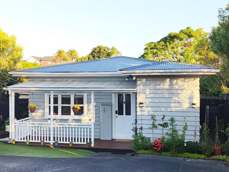 Sunny 3BR Home - Close to Essentials & Transport - B&B Auckland