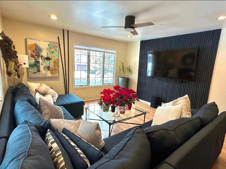 Cozy 4BR 3BA Home- Train to NYC, USOpen, CitiField Mets, MSG, Walk to Harbor & Golf - Chambres d'hôtes Port Washington