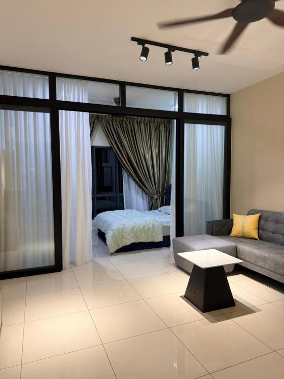 Modern Studio with Private Glass Room Tulip Residence - Chambres d'hôtes Shah Alam