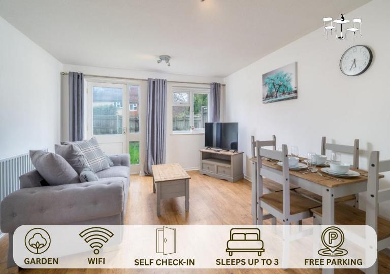 Stylish Crawley 1BR with Private Garden Free Parking Near Gatwick LGW - Bed and Breakfast Three Bridges