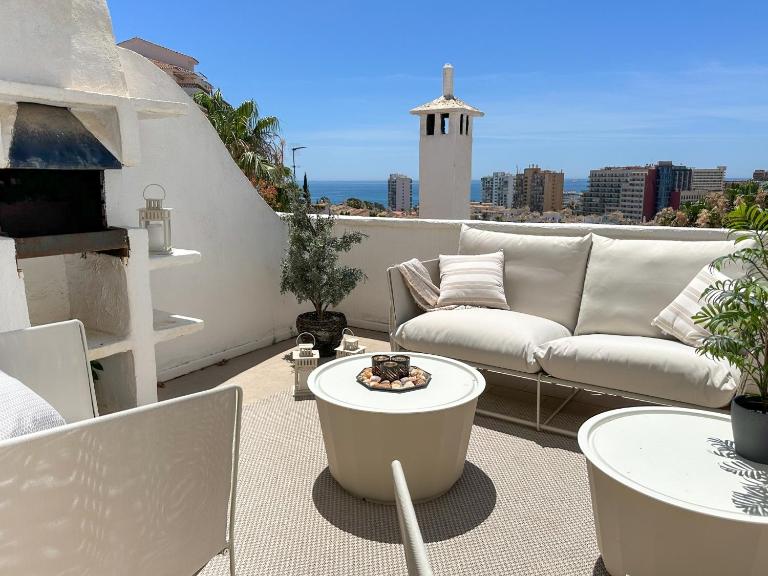 Elegant 2-bedroom apartment with beautiful views - Chambres d'hôtes Benalmádena