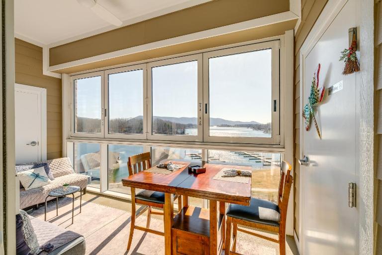 Top-Floor Balcony & Serene Views: Huddleston Condo - B&B Huddleston