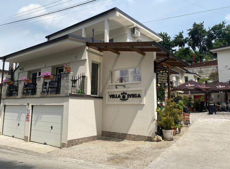 Spa & Pool Apartments Prestige VILLA IVICA - B&B Bratislava