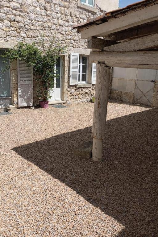 Maison en pierre village calme - cour fermée, parking et wifi gratuit, idéale famille - B&B La Sauvetat