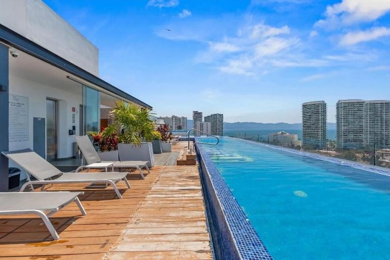 Zoho Luxury Condo with Rooftop Pool, Gym, Parking - Chambres d'hôtes Puerto Vallarta