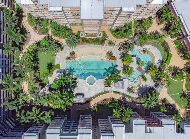 Modern 2BR Retreat with Gym, Pool and Balcony - B&B Brisbane