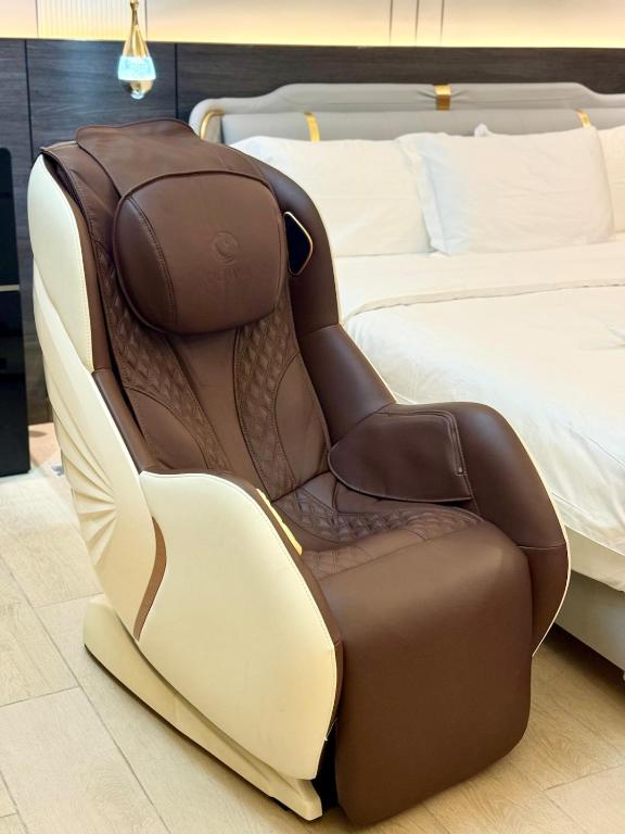 Canal View Luxe Retreat, Ogawa Massage sofa, pool, Netflix, kitchen, sauna, For 3 guests only - Chambres d'hôtes Manille
