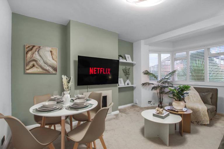 Cosy 2 bed Maisonette with driveway parking and garden - B&B Potters Bar