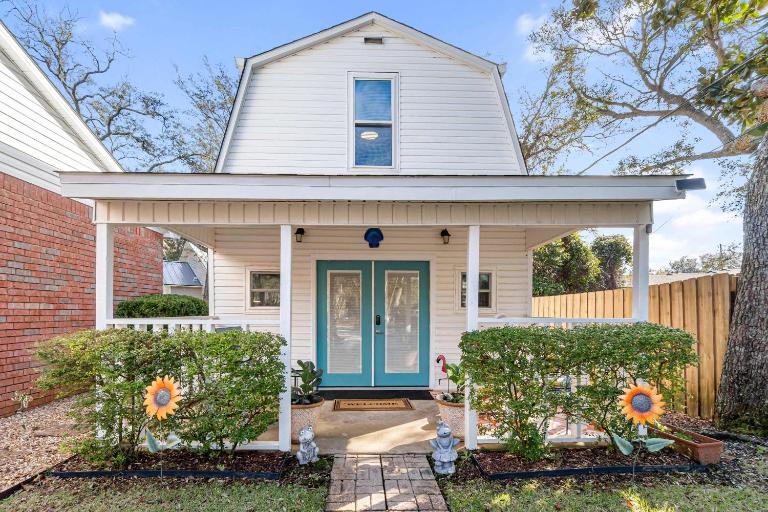 Beach Barn - 5min to Pcola Beach , Full Kitchen - B&B Gulf Breeze