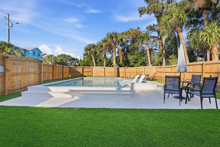 Cozy Bungalow with Private Heated Pool - Ferienwohnung Tybee Island