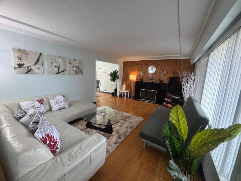 Charming Bright 3BR House - Upper Level Suite - B&B Burnaby