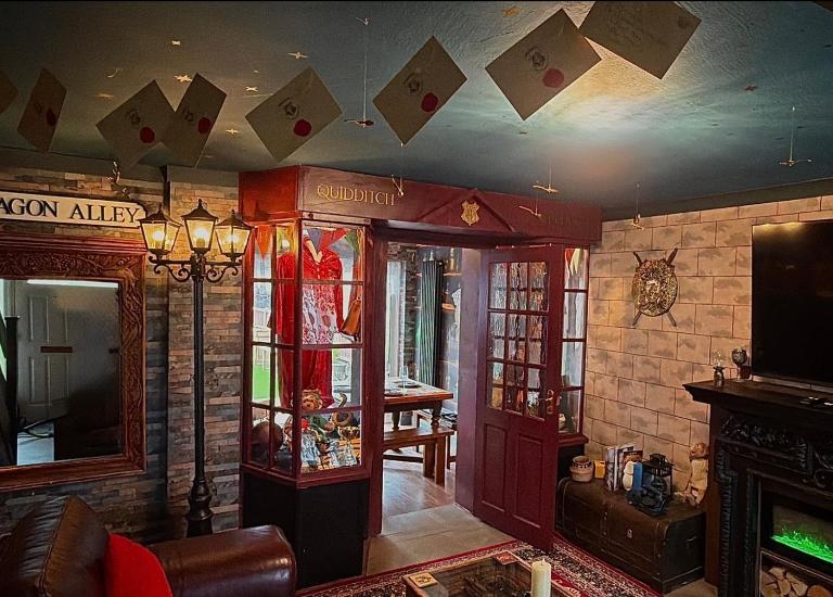 Quidditch Quarters Themed Property - B&B Garston