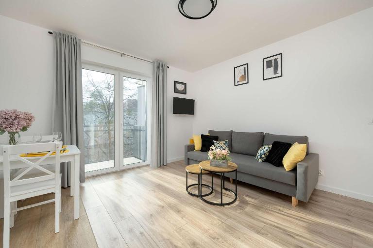 Cosy Apartment with Balcony by Noclegi Renters - B&B Breslavia