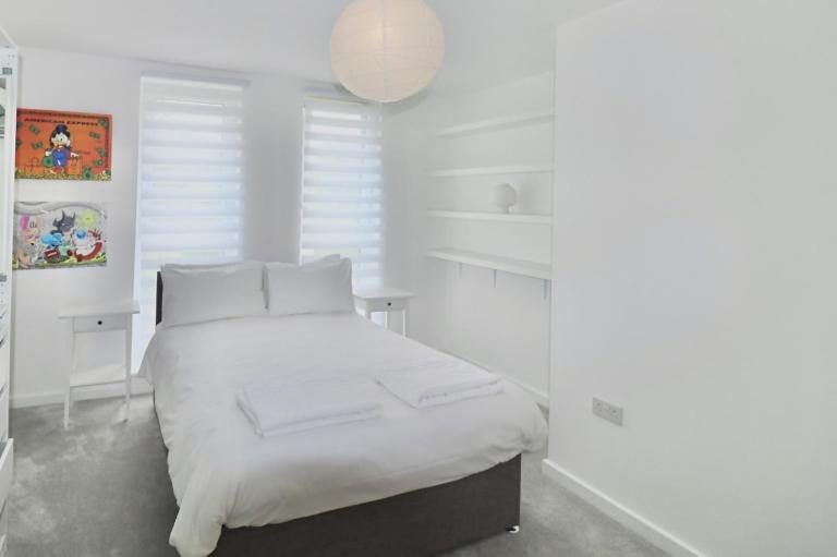 Modern 2-Bed Apartment in Longcross with Balcony & Parking - B&B Longcross
