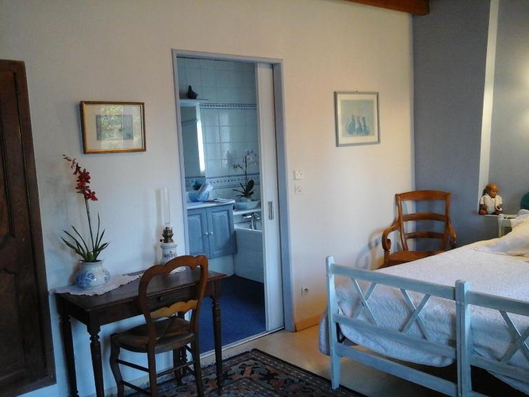 LES Roses Trémières - Chambres d'hôtes Gémozac