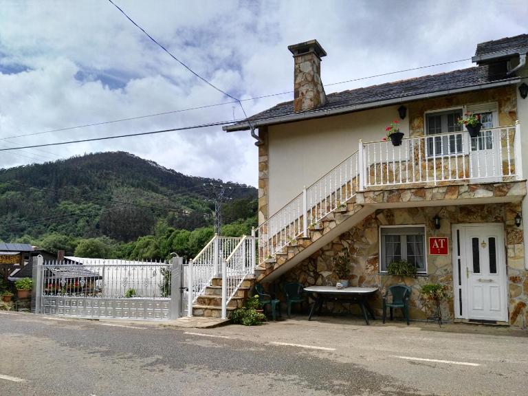 Apartamentos Casa Alvarina - Luarca - B&B Cortina