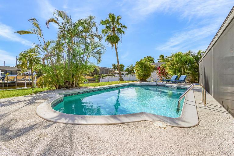 Cozy 60's home, city & canal located - B&B Cape Coral