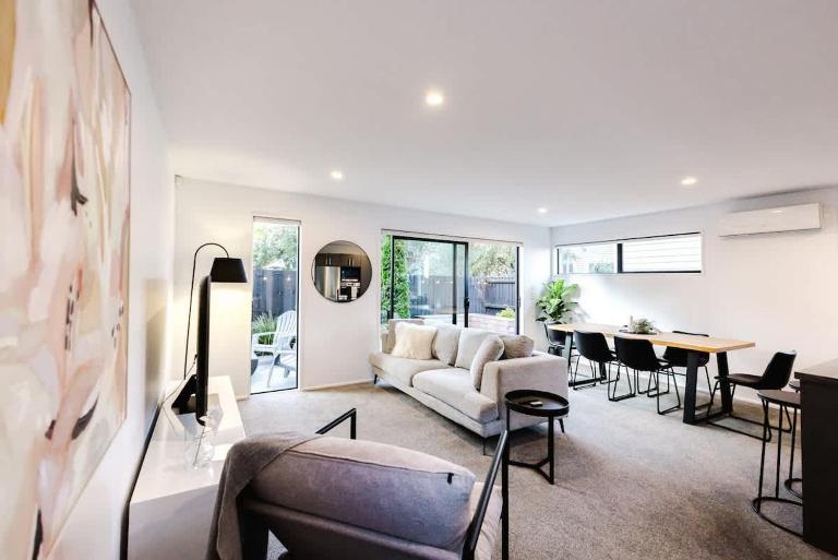Monochrome House - CBD, Firepit, Free Parking - B&B Christchurch